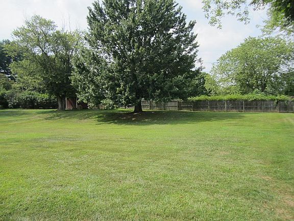Rear yard with view of shed