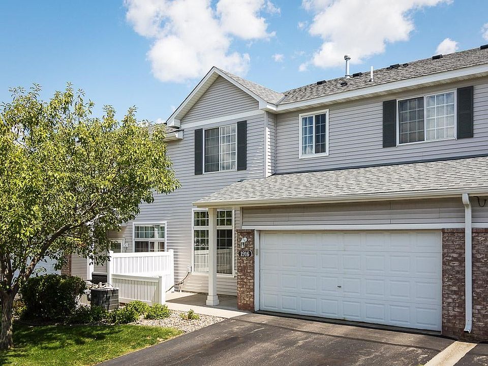 Well cared for townhome in the heart of Shakopee.  Easy access to shopping, community center, dining, and 169.