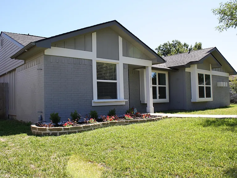 2518 Highdale Dr — Photo 1
