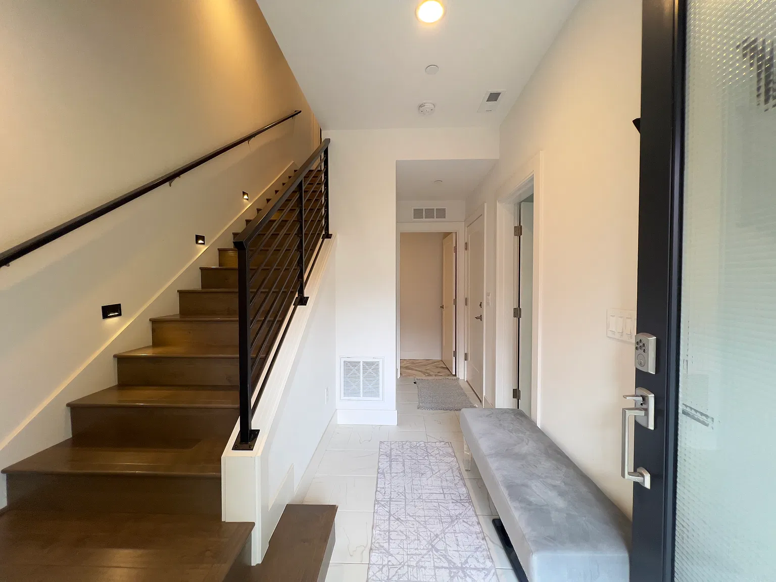 4 bed, 3.5 bath, 2019 sqft, $5,000 — Photo 4