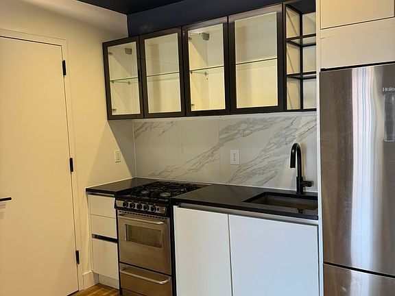 4th image of 10 Lexington Ave APT 4R
