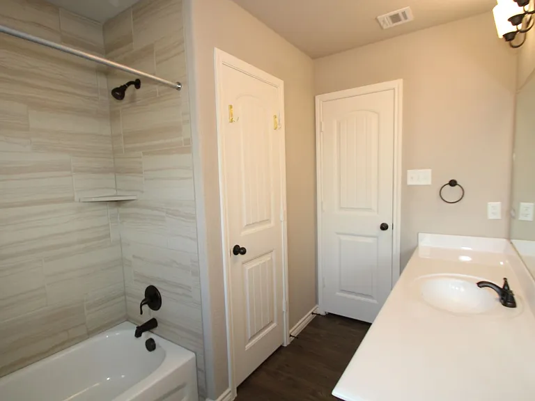 902 Clanton Cv — Photo 38