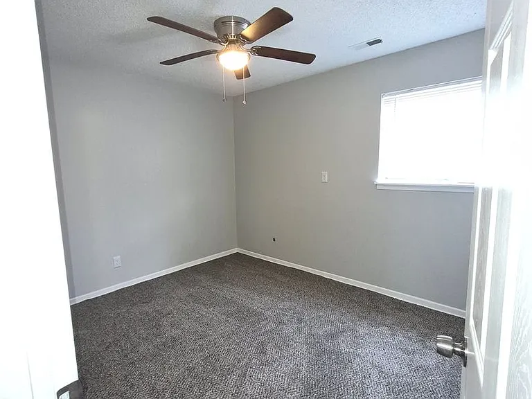 Hillsdale Apartments — Photo 17