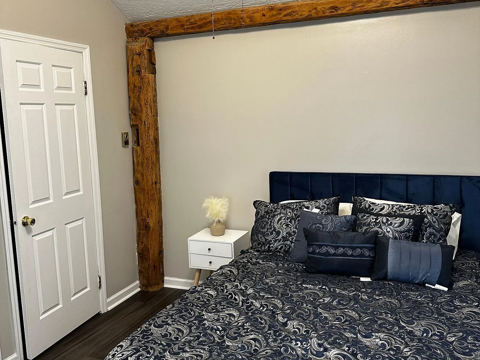 2 bed, $1,300 — Photo 1