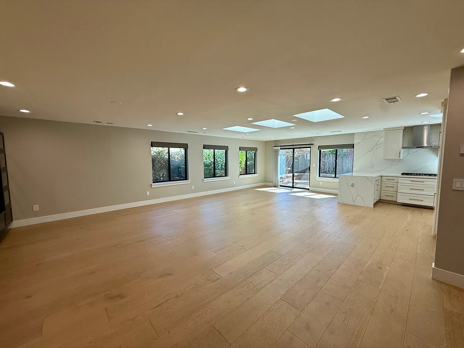 4 bed, 1595 sqft, $4,795 — Photo 2