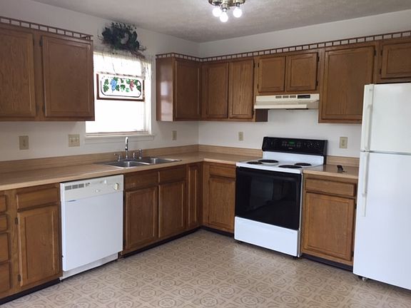 3rd image of 1692 Fountain Lake Dr W