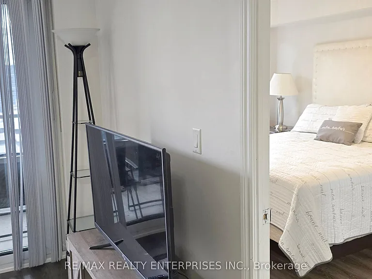 250 Wellington St W #1435 — Photo 23
