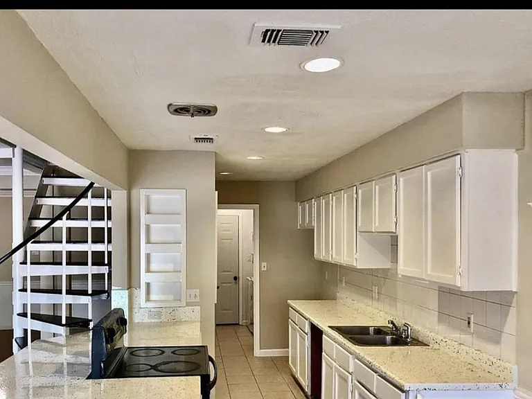 6327 Lynkat Ln — Photo 5