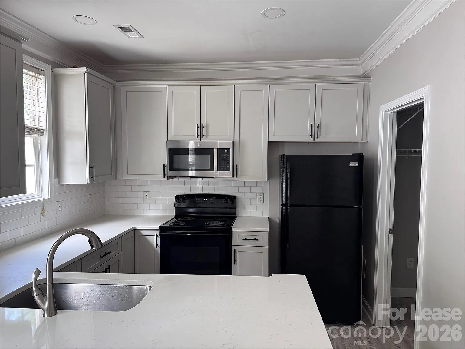 3 bed, 2.5 bath, 1380 sqft, $2,200 — Photo 3