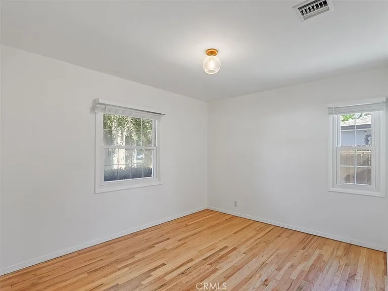 15460 Sylvan St — Photo 29