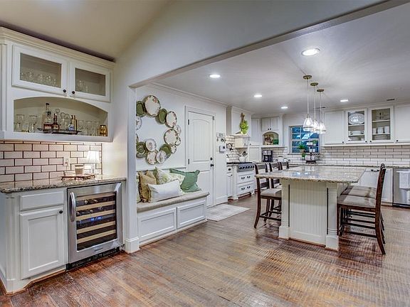 5th image of 325 Chaparral Dr