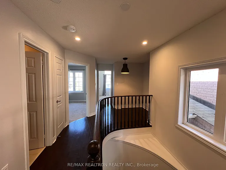 31 Napanee St — Photo 4