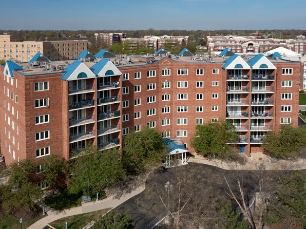 7120 N Milwaukee Ave APT 303, Niles, IL 60714