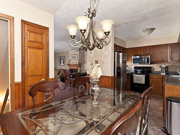 Large Eat-in Kitchen