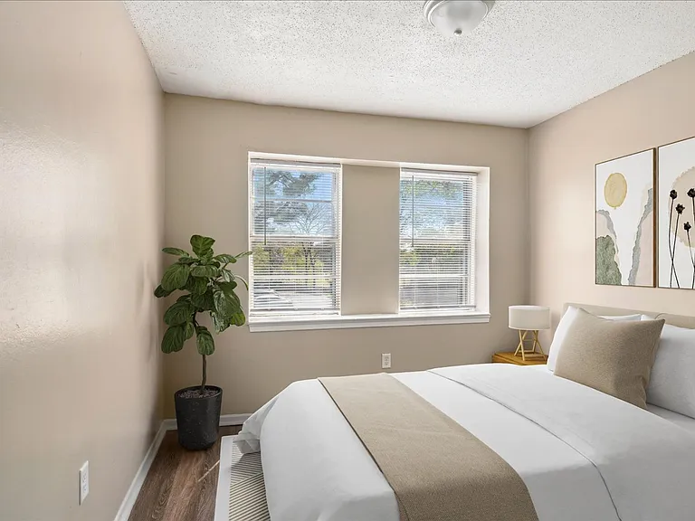 TOWNHOMES w/ W/D INCLUDED! Gated 2 Bed / 1.5 Bath Townhomes near Shelby Dr! — Photo 8