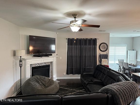 3rd image of 811 Yosemite Dr