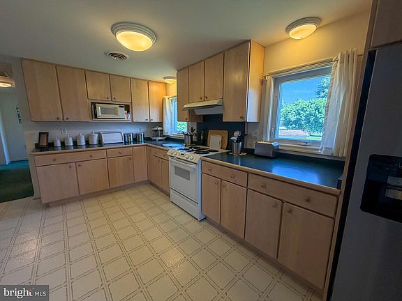 4th image of 1331 Calvert Rd