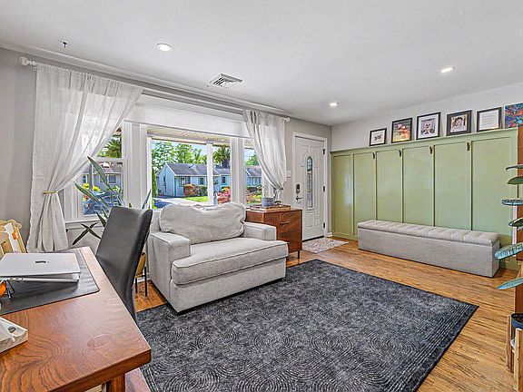 4th image of 327 W Oakcrest Ave