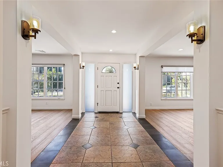 248 N Rexford Dr — Photo 2