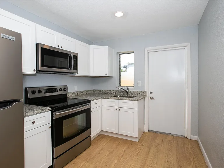 1135 NW 6th Ave #B — Photo 2