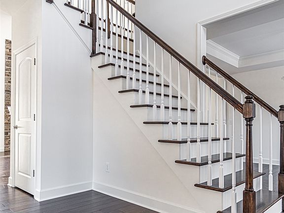 3rd image of 23 Pinehollow Dr