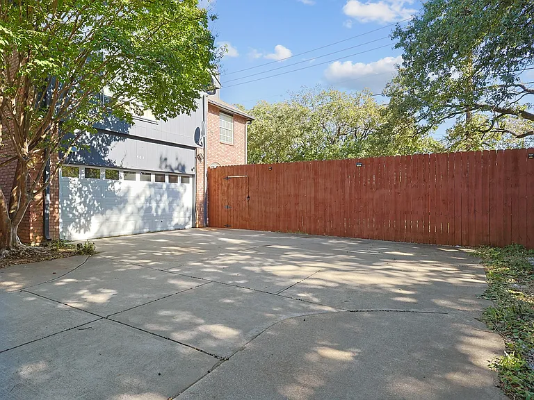 501 Halifax Ln — Photo 31