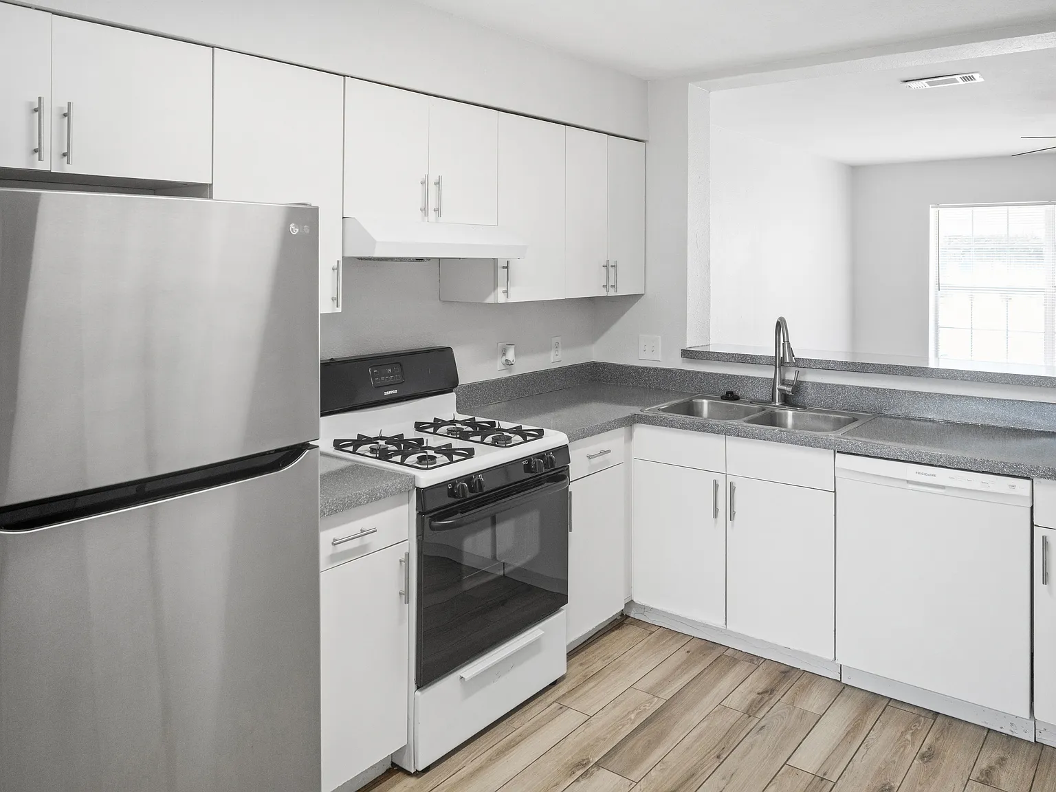 2 bed, 1.5 bath, 1000 sqft, $1,325 — Photo 3