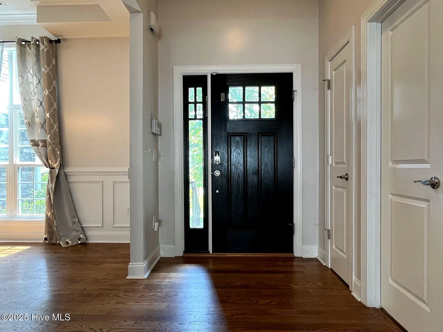 3 bed, 2.0 bath, 2050 sqft, $2,500 — Photo 3
