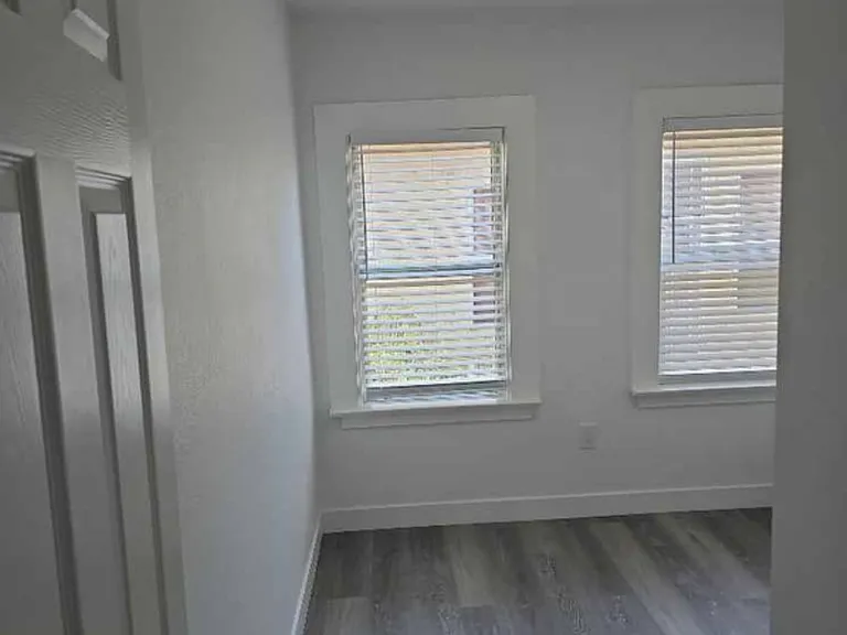 871 E 49th St #1/4 — Photo 5