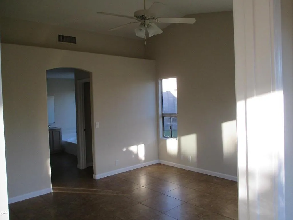 3 bed, 1276 sqft, $2,200 — Photo 3