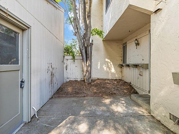 5th image of 1084 Regency Knoll Dr