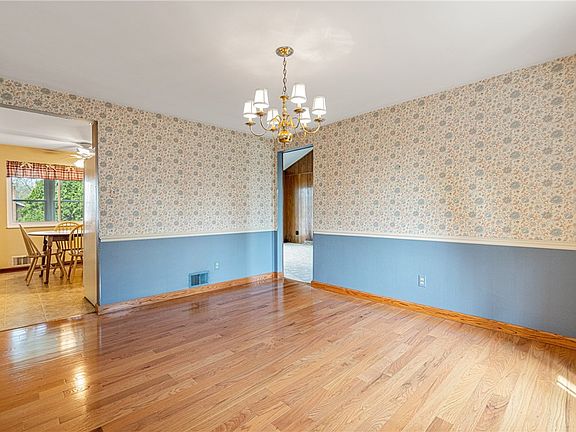 3rd image of 1001 Centergate Dr