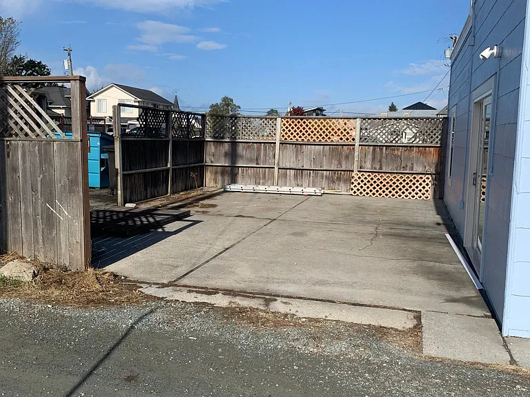 2308 Commercial Ave — Photo 18