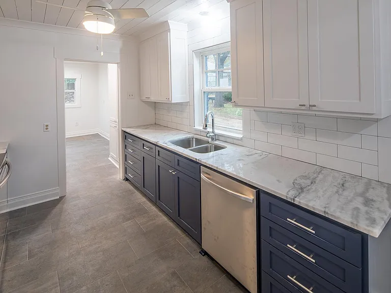 407 E Houston St — Photo 6