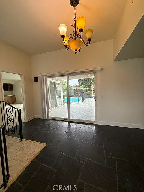 5 bed, 2424 sqft, $5,900 — Photo 2