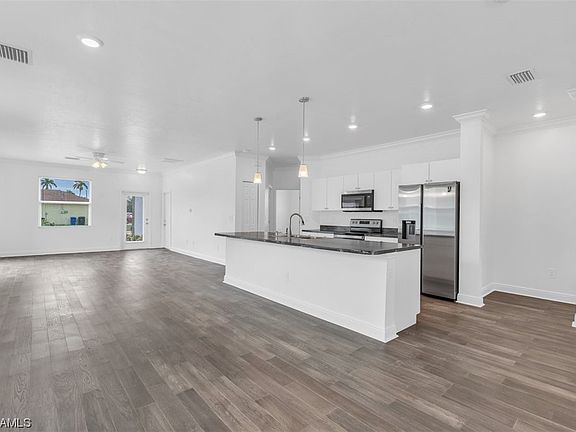 4th image of 760 Oleander Ave