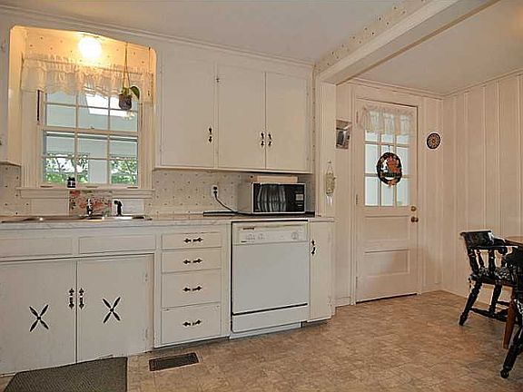 5th image of 38 Puritan Dr
