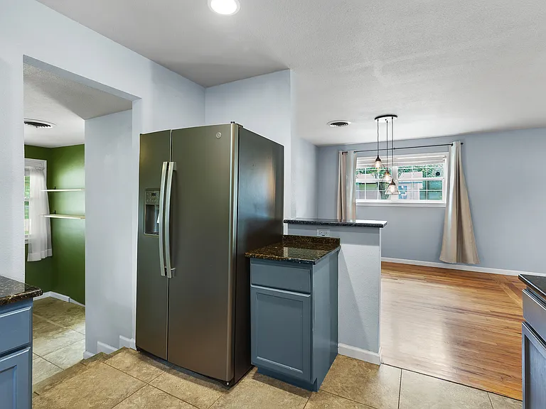 705 W 3rd St — Photo 17