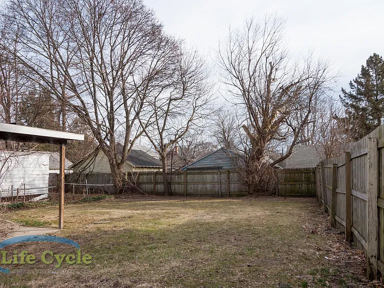 138 Travis St NE — Photo 15
