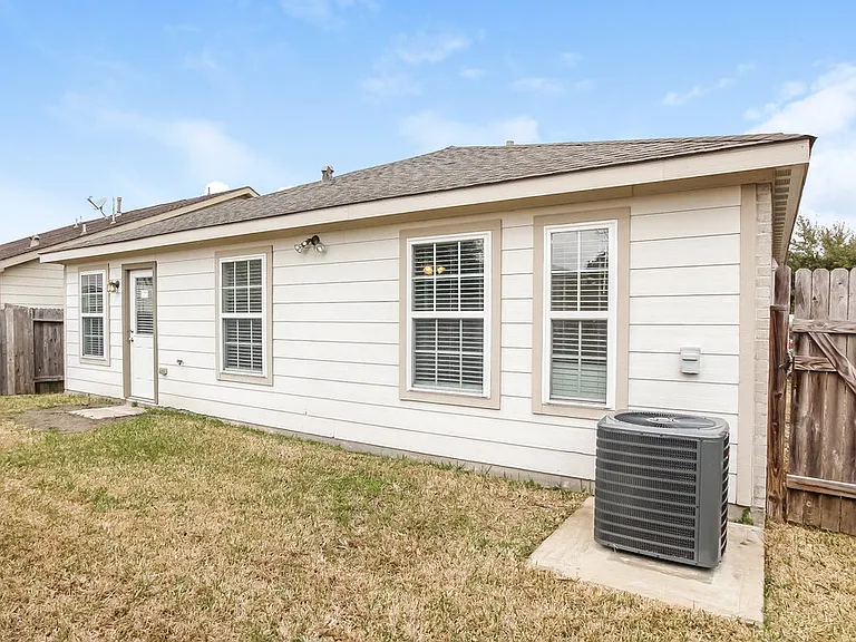 8138 Sanders Glen Ln — Photo 16