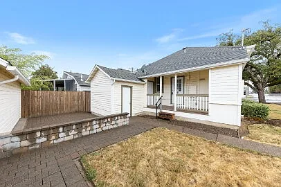 908 SE Shelton St — Photo 6