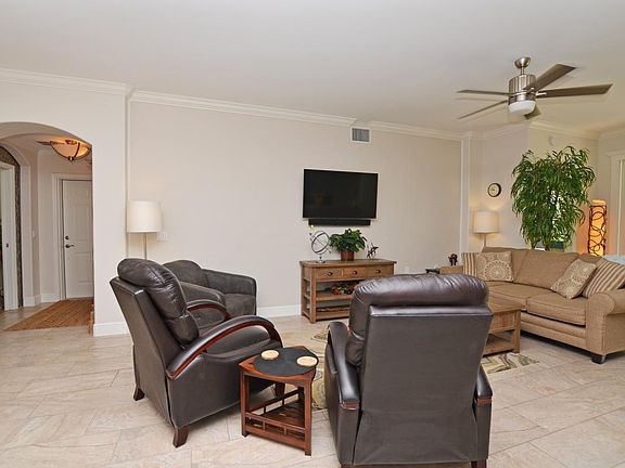 Living with plenty of seating