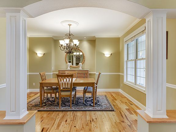 5th image of 974 Woodview Cir