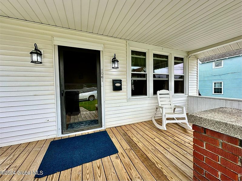 4th image of 1061 Laura Street