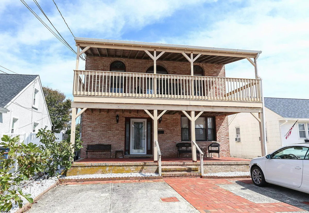 Building Photo - 243 6th St S