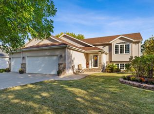 744 Lakeridge Dr, West Fargo, ND 58078