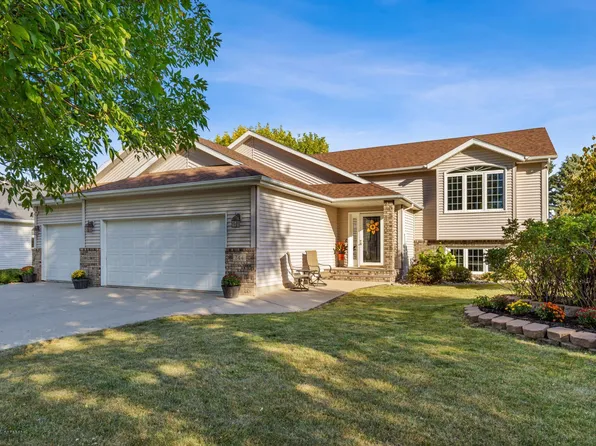 744 Lakeridge Dr, West Fargo, ND 58078