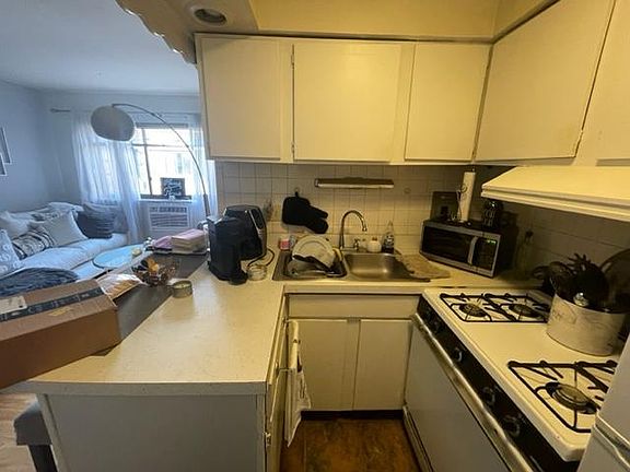 4th image of 321 W Barry Ave #507