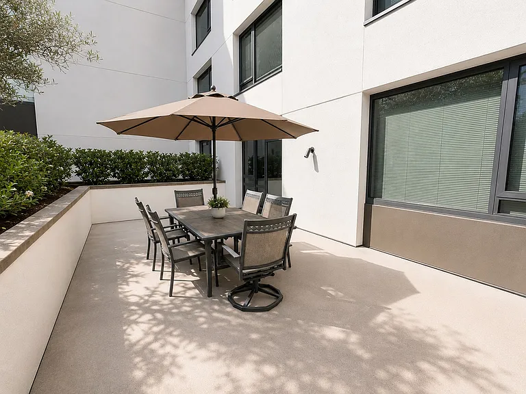 250 King St #438 — Photo 8