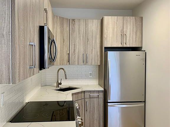 3rd image of 813 Jefferson Ave #1A